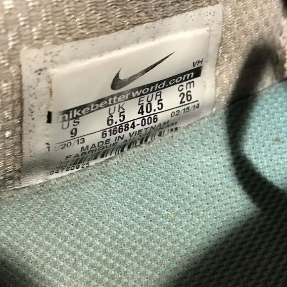 Nike Grey and Hot Pink Athletic Shoes - Picture 9 of 11